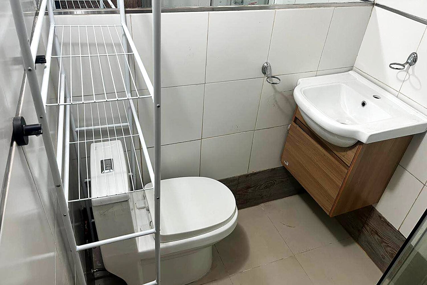 Baño propio con lavatorio, mueble y repisas