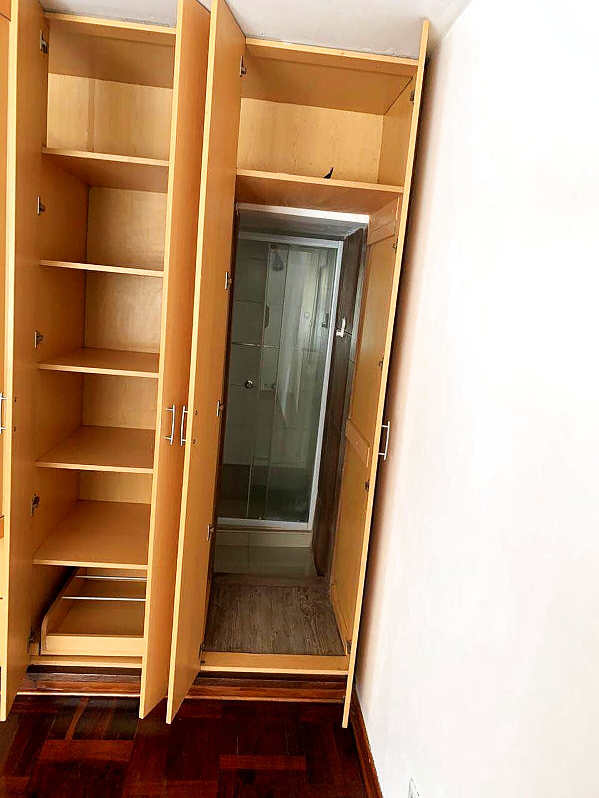 Closet empotrado de piso a techo con repisas