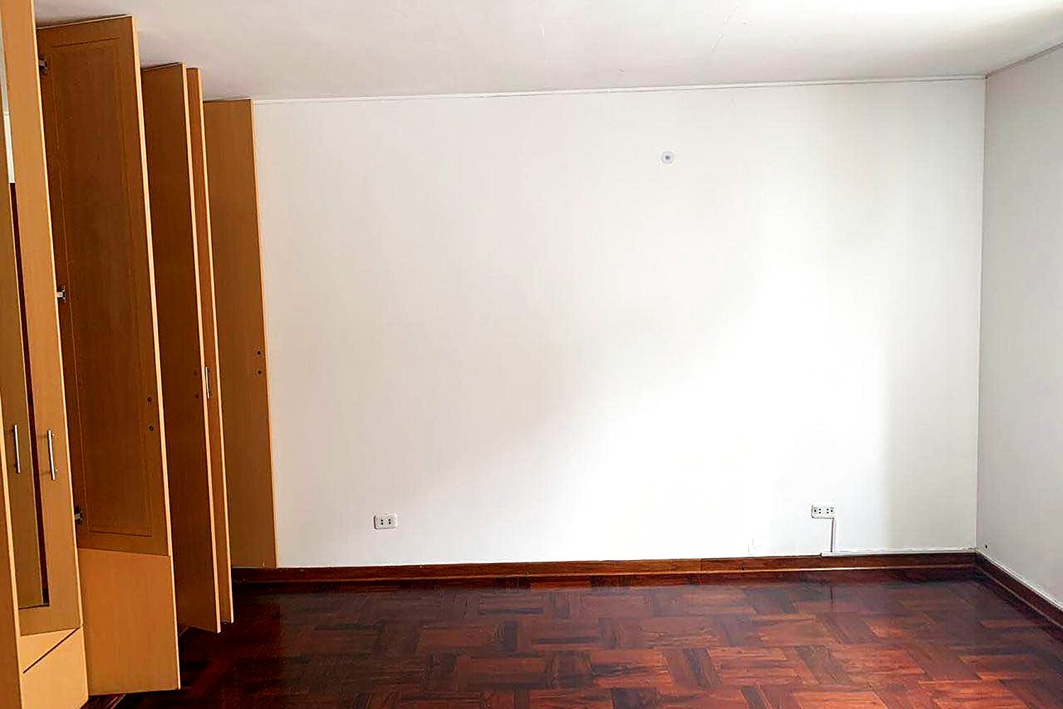 Amplitud de la habitación con pared libre y closets