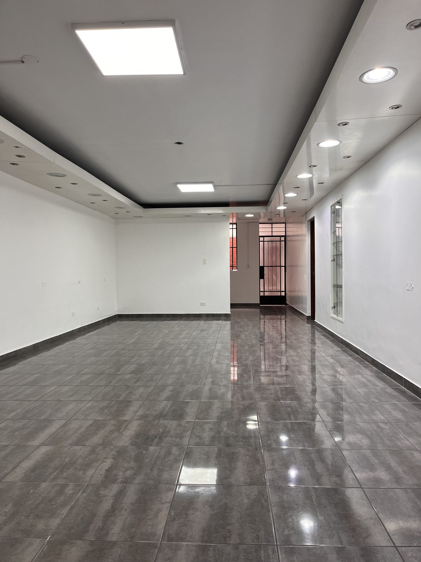 Local comercial en alquiler en Surco, primer piso con iluminación LED