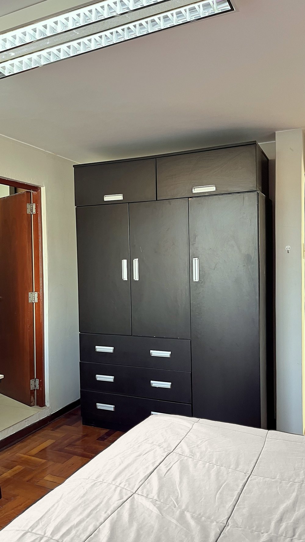 Clóset de tres cuerpos con cajones dentro de la habitación