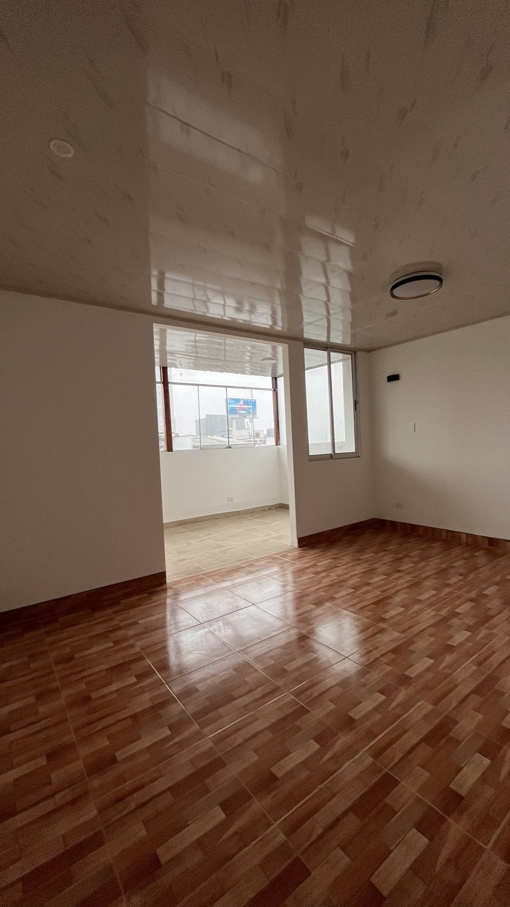Paso desde la habitación hacia la terraza vidriada